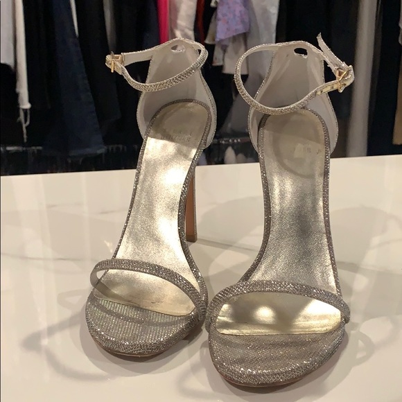 Stuart Weitzman “Nudist” in Platinum Lamé - Picture 2 of 4